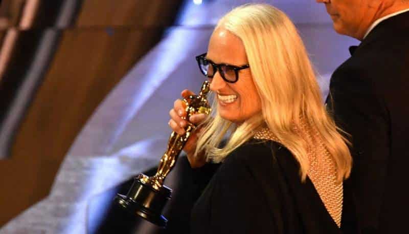 Jane Campion recebendo o Oscar de Melhor Direção em 2022